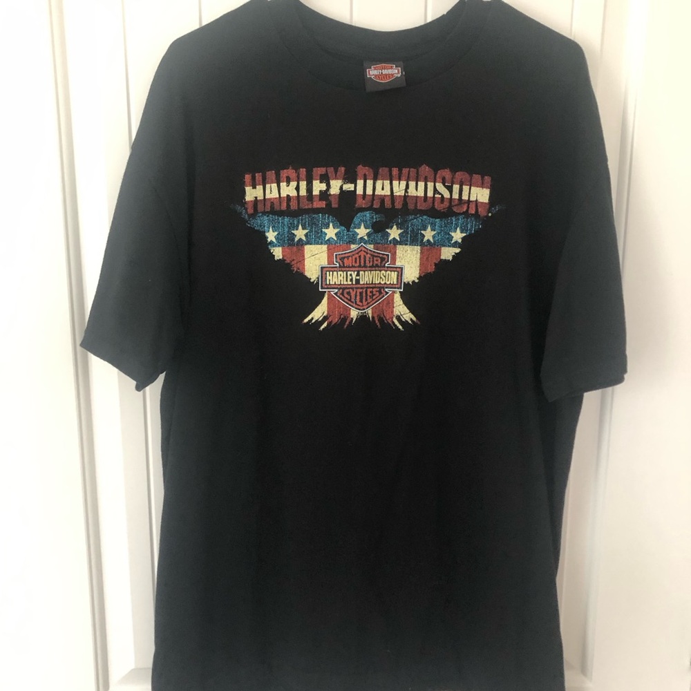 Harley-Davidson T-shirt.